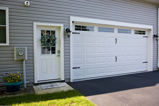 24/7 Emergency Garage Door Panel Replacement experts in La Riviera, CA